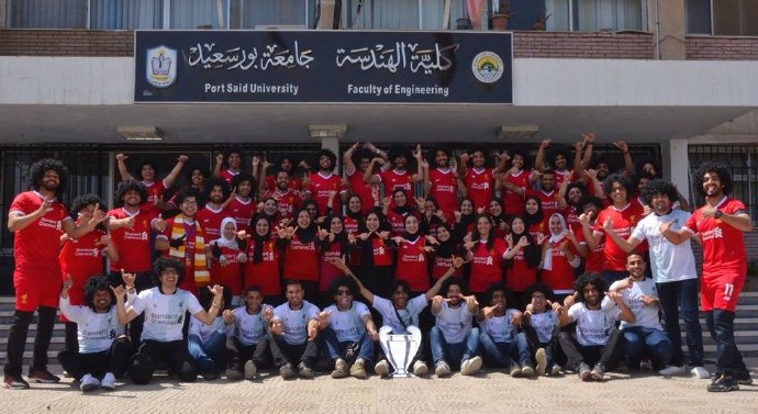 Abschlussfeier trägt Mohamed Salah Trikots